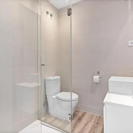 Stylish Ph With Private Rooftop & Sea Views Rdr497 * 에스테포나