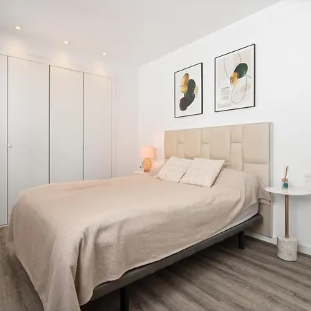 Stylish Ph With Private Rooftop & Sea Views Rdr497 * 에스테포나